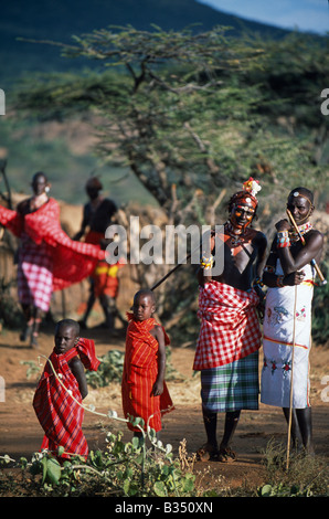 Kenia, Laikipia. Krieger und Kinder beobachten das Tanzen auf einer Laikipiak Massai-Ehe in der Nähe von Sabuk. Stockfoto