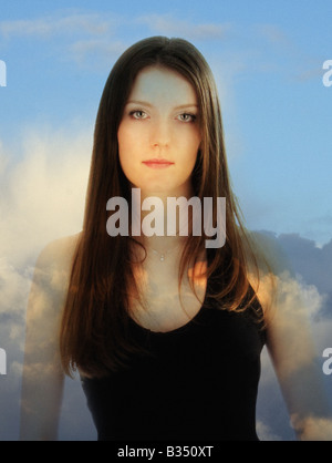 Schöne junge Frau und Himmel. Stockfoto