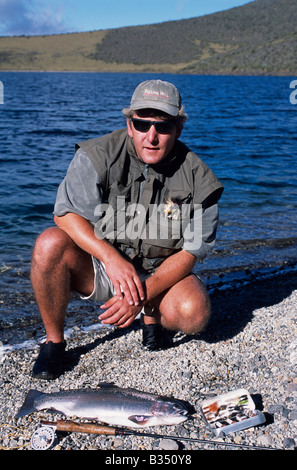 Kenia, Mt. Kenya. Erik Van Vliet, stellvertretender Vorsitzender des Kenia Flyfishers Club, mit einem schönen Regenbogen auf See Alice gefangen. Stockfoto