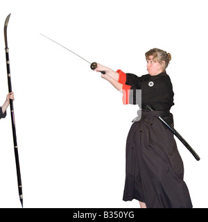 Weibliche Martial Arts Kämpfer Leistung in einem traditionellen outfit Stockfoto