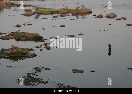 Angeln am James River an einem Sommernachmittag in der Nähe von Belle Isle in Richmond Virginia Mann Stockfoto