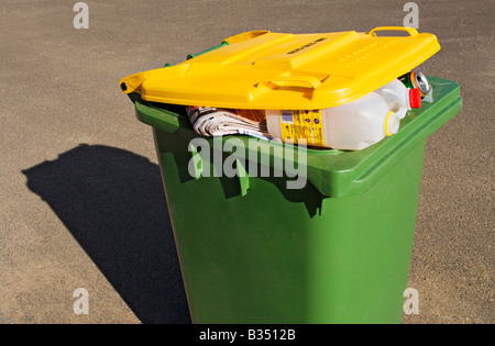 Abfallwirtschaft / A Abfälle Papierkorb steht zur Abholung bereit. Stockfoto