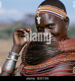 Kenia, Maralal, Wamba. Eine Samburu Frau trägt eine Mporro-Halskette, die ihr verheirateten Status bezeichnet. Stockfoto