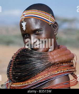 Kenia, Maralal, Wamba. Eine Samburu Frau trägt eine Mporro-Halskette, die ihr verheirateten Status bezeichnet. Stockfoto