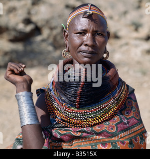 Kenia, Maralal, Wamba. Eine Samburu Frau trägt eine Mporro-Halskette, die ihr verheirateten Status bezeichnet. Stockfoto