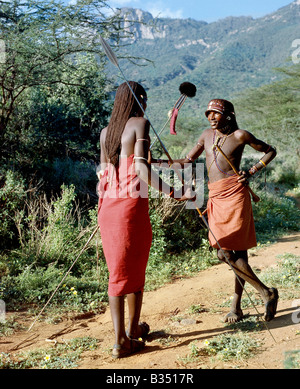 Kenia, South Horr South Horr Tal. Zwei Samburu Krieger zu unterhalten, ihre langen Zöpfe Ochred Haare individualisieren Stockfoto