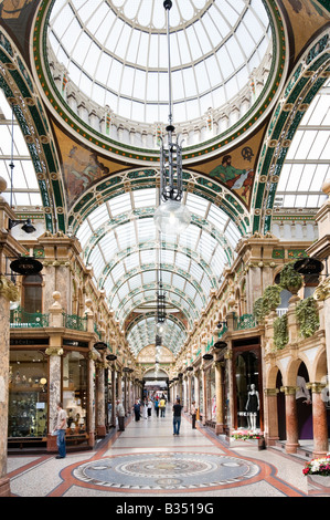 Geschäfte in der Grafschaft Arcade in Victoria Quarter, Briggate, Leeds, West Yorkshire, England Stockfoto