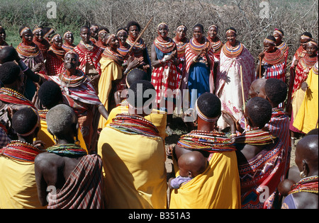 Kenia, Maralal, Lodokejek. Während der Hochzeitsfeier Samburu versammeln sich verheiratete Frauen abgesehen von den Kriegern. Stockfoto