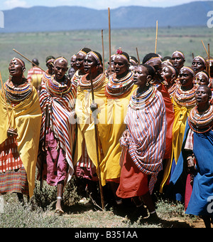 Kenia, Maralal, Lodokejek. Während der Hochzeitsfeier Samburu versammeln sich verheiratete Frauen abgesehen von den Kriegern. Stockfoto