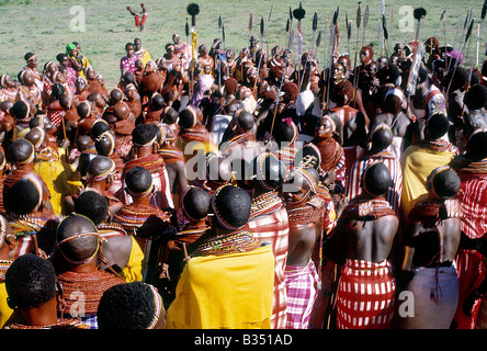 Kenia, Maralal, Lodokejek. Die geladenen Gäste bei einer Hochzeit Samburu versammeln sich in Lob des Paares zu singen und zu tanzen. Feiern geht bis spät in die Nacht weiter. Stockfoto