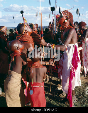 Kenia, Maralal, Lodokejek. Während der Hochzeitsfeier Samburu Zöpfe Krieger glänzt mit langen Ochred Tanz. Stockfoto