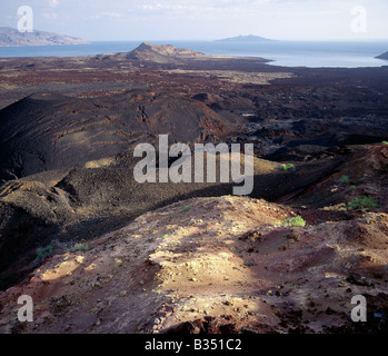 Kenia, Turkana-See, Teleki Vulkan. Ein Blick von der Spitze des Teleki Vulkan Blick nach Norden bis zum südlichen Ende des Lake Turkana und Südinsel darüber hinaus. Benannt nach Graf Teleki, einer österreichischen Adligen, der die erste europäische Expedition im Jahre 1888 in der Region geführt, brach der Vulkan zuletzt im etwa 1895 - der einzige aktive Vulkan in der Region zu dieser Zeit. Seine basaltische Lavaströme erreichen bis hin zum Ufer des Sees und die karge Landschaft extrem unwirtlich. Stockfoto