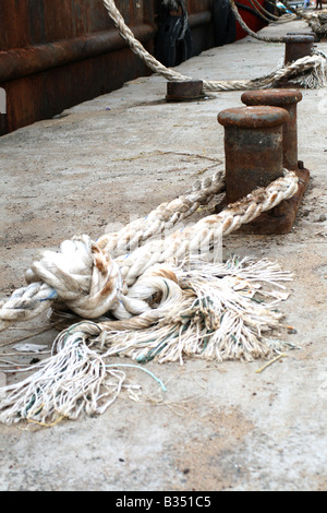 Farbbild der ein Seil Boot zum Liegeplatz Beitrag am Ufer Stockfoto