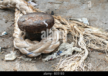 Boot Seil gebunden an die Anlegestelle Post am Ufer Stockfoto