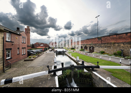 Sperren Sie auf dem Leeds-Liverpool-Kanal in der Nähe von Getreidespeicher Wharf, Leeds, West Yorkshire, England Stockfoto