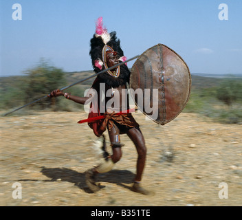 Kenia, Kajiado, Ilbisil. Ein Massai-Krieger in voller Schlachtruf, seinen langen Klinge Speer im Anschlag. Stockfoto