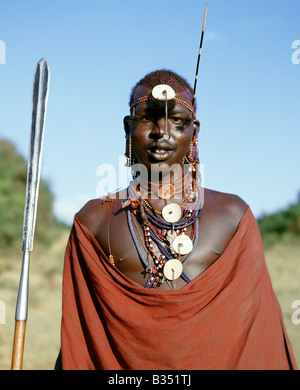 Kenia, Trans-Mara, Lolgorien. Ein Massai-Krieger in voller Montur. Er hat eine Stachelschwein Feder in seine Perlen Stirnband hinzu stecken. Stockfoto