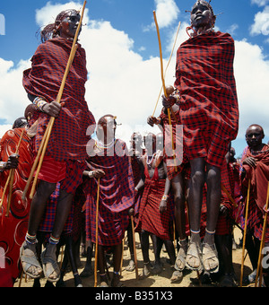 Kenia, Kajiado, Ilbisil. Während ihre Tänze reihum Maasai Krieger aus dem Stand hoch in die Luft springen, ohne ihre Knie beugen. Sie erreichen dies durch ihre Knöchel in einer scheinbar mühelosen Weg biegen. Stockfoto