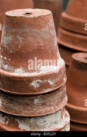 Ein Stapel von alten Terracotta-Blumentöpfe Stockfoto