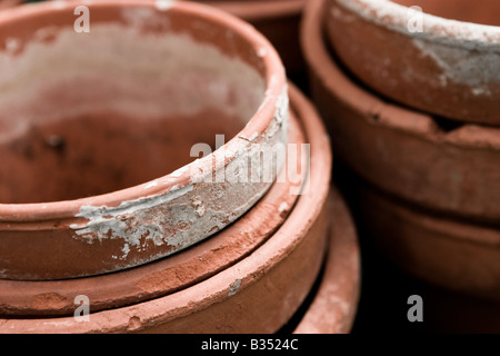 Ein Stapel von alten Terracotta-Blumentöpfe Stockfoto