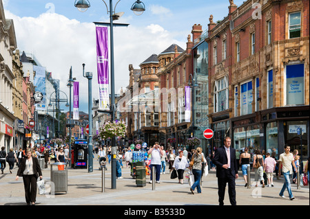 Briggate (der Haupteinkaufsstraße im Zentrum Stadt), Leeds, West Yorkshire, England Stockfoto