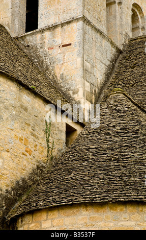 Geflieste Dachpartie der historischen Kirche in St. Leon Sur Vézère in der Dordogne-Region von Frankreich, EU. Stockfoto