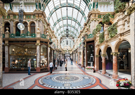 Geschäfte in der Grafschaft Arcade in Victoria Quarter, Briggate, Leeds, West Yorkshire, England Stockfoto