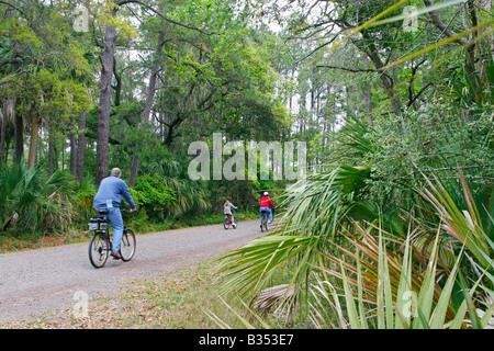 Familie Reiten Fahrräder auf Pinckney Island National Wildlife Refuge, Hilton Head, Südcarolina Stockfoto