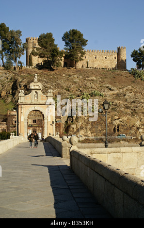 Puente de Alcántara (Alcántara Brücke), Tejo, Toledo, Spanien. Castillo de San Servando im Hintergrund. Stockfoto