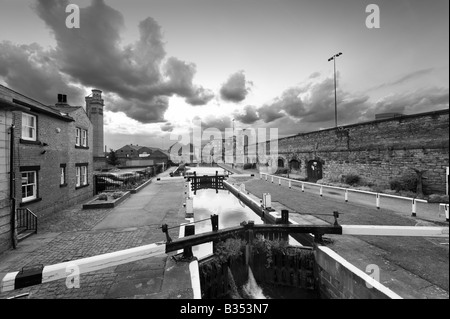 Schloss an der Leeds-Liverpool-Kanal in der Nähe von Getreidespeicher Wharf, Leeds, West Yorkshire, England Stockfoto