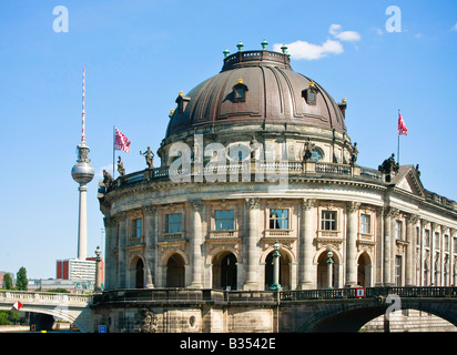 Bode Museum Berlin von der Spree mit dem Fernsehturm im Hintergrund gesehen Stockfoto