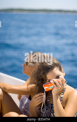 Zwei Mädchen auf dem Taxi Boot von Pakleni Inseln Hvar Kroatien Stockfoto