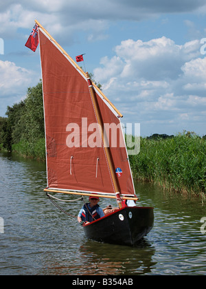 Kinder in der jolle Boot auf dem Fluss Thurne Norfolk Broads England Großbritannien Stockfoto