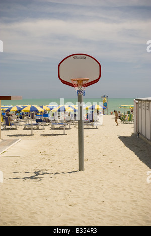 Basketballkorb am Strand lido Tortoreto Lido, Abruzzen, Italien Stockfoto