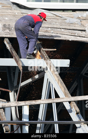 Bauarbeiter schneiden Stahlstäbe, Trabzon, Türkei Stockfoto