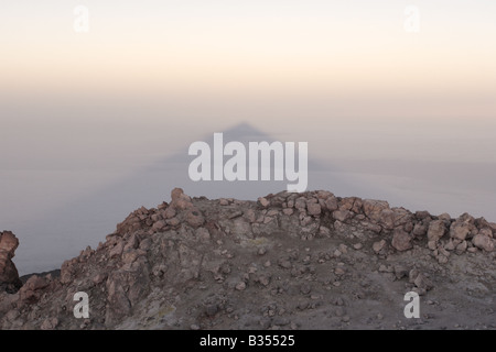 Eine dreieckige Schatten geworfen von Teide Punkte nach Westen in Richtung der Insel La Gomera im Morgengrauen, Teneriffa, Kanarische Inseln Stockfoto