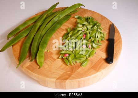 Läufer oder Kidney-Bohnen auf Schneidebrett, einige bereit zum Kochen Stockfoto