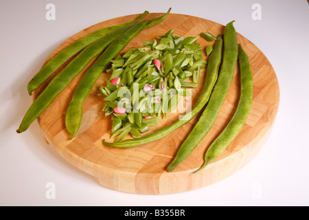 Läufer oder Kidney-Bohnen auf Schneidebrett, einige bereit zum Kochen Stockfoto