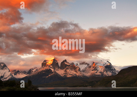 Sonnenaufgang über dem Curnos oder Hörner von Paine in die Torres-Delo Paine Nationalpark Stockfoto