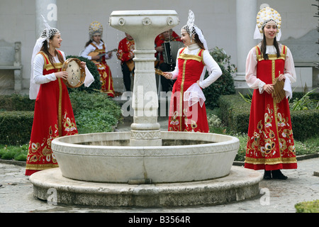 Frauen in Trachten, musizieren, Jalta, Ukraine Stockfoto