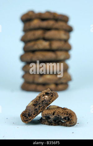 Choc Chip Cookies vor einem blauen Hintergrund isoliert Stockfoto
