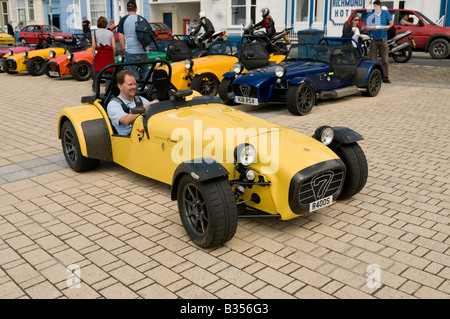 Mann fahren Lotus Caterham 7 britische motor Oldtimer Fans Club Rallye an der Promenade in Aberystwyth Wales UK Stockfoto