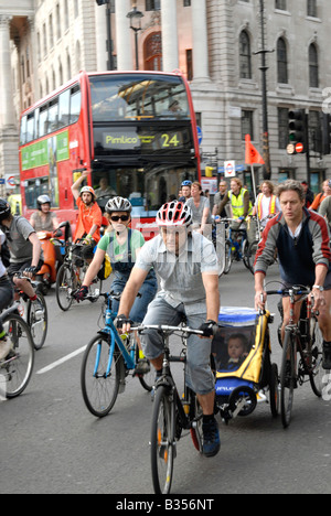 Radfahrer mit Kindertrage, die Teilnahme an der monatlichen kritische Masse zur Sensibilisierung für Radsport Fragen, London, UK Stockfoto