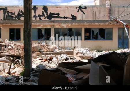 Alte Aufnahme Studio und Vinyl Schallplatte Fabrik Presswerk. Verlassenen teilweise abgerissen Industriegebäude Verbindung. Stockfoto