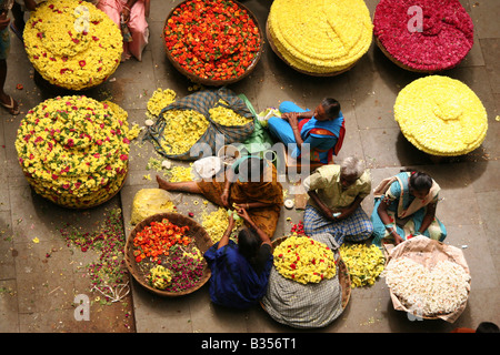 Verkäufern sitzen im bunten Atrium der Stadtmarkt in Bangalore, Indien. Stockfoto