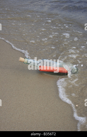 rote Buchstaben wie eine Flaschenpost am Sandstrand. Foto: Willy Matheisl Stockfoto