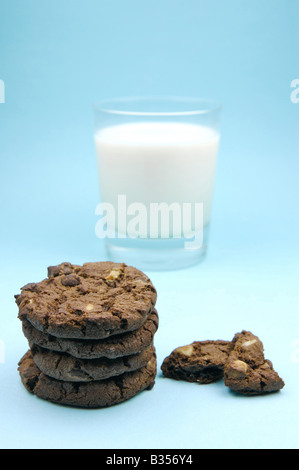 Ein Glas Milch mit Choc Chip cookies Stockfoto