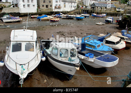 Boote bei Sandstraenden im Hafen von Polperro in Cornwall Stockfoto