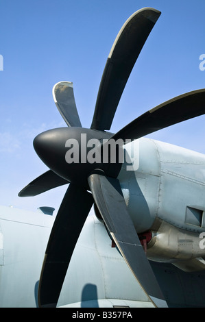 Flugzeug-Propeller aus einem militärischen Transportflugzeug Stockfoto