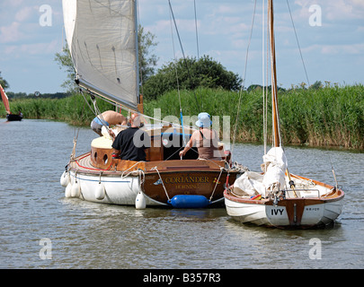 Segelboot auf dem Fluss Thurne Norfolk Broads England Großbritannien Stockfoto